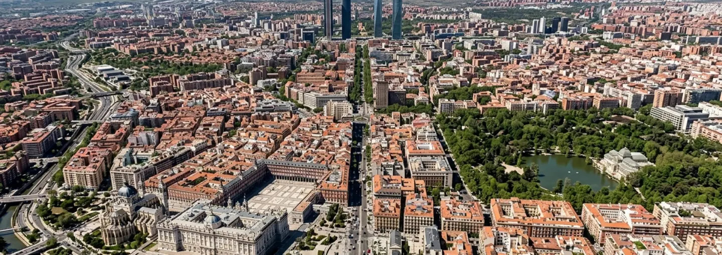 Vista aérea de Madrid con el Palacio Real, el Paseo de la Castellana y el parque del Retiro